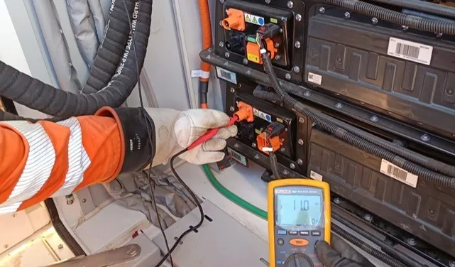 Técnico de Cavex midiendo parámetros en un armario de baterías
