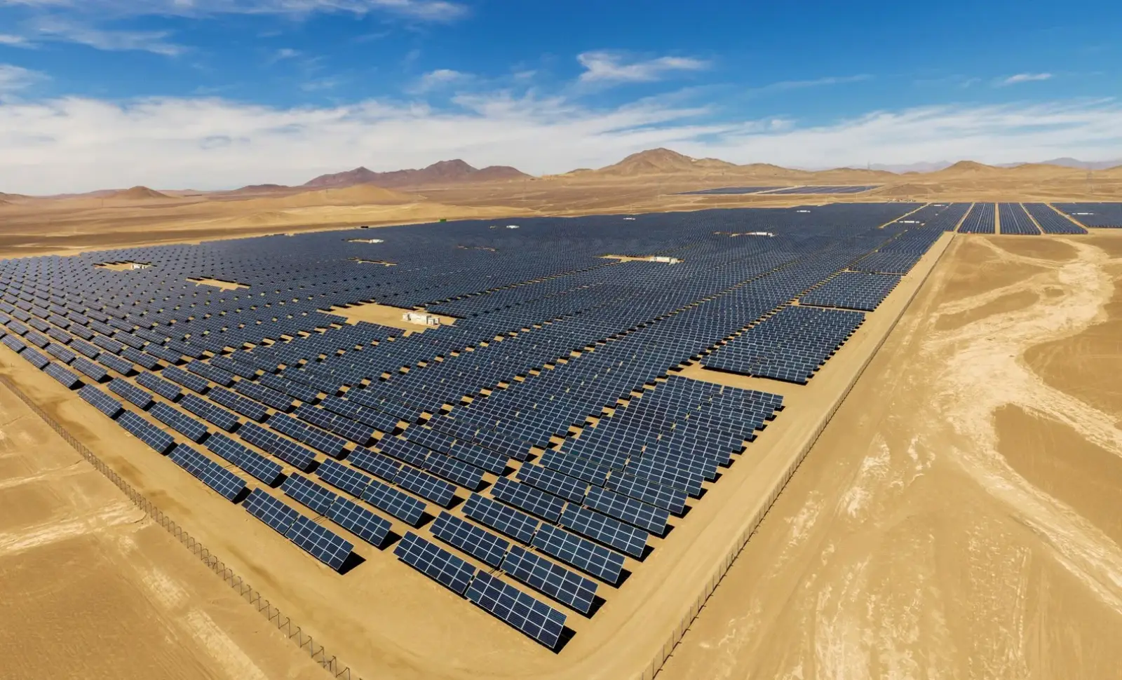 Planta solar con sistema de almacenamiento BESS